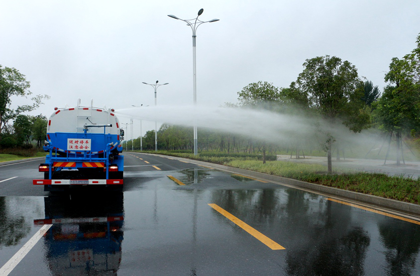 電動垃圾車（電動快速保潔車）頂噴功能演示