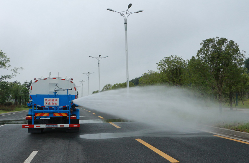 電動垃圾車（電動快速保潔車）側(cè)噴功能演示